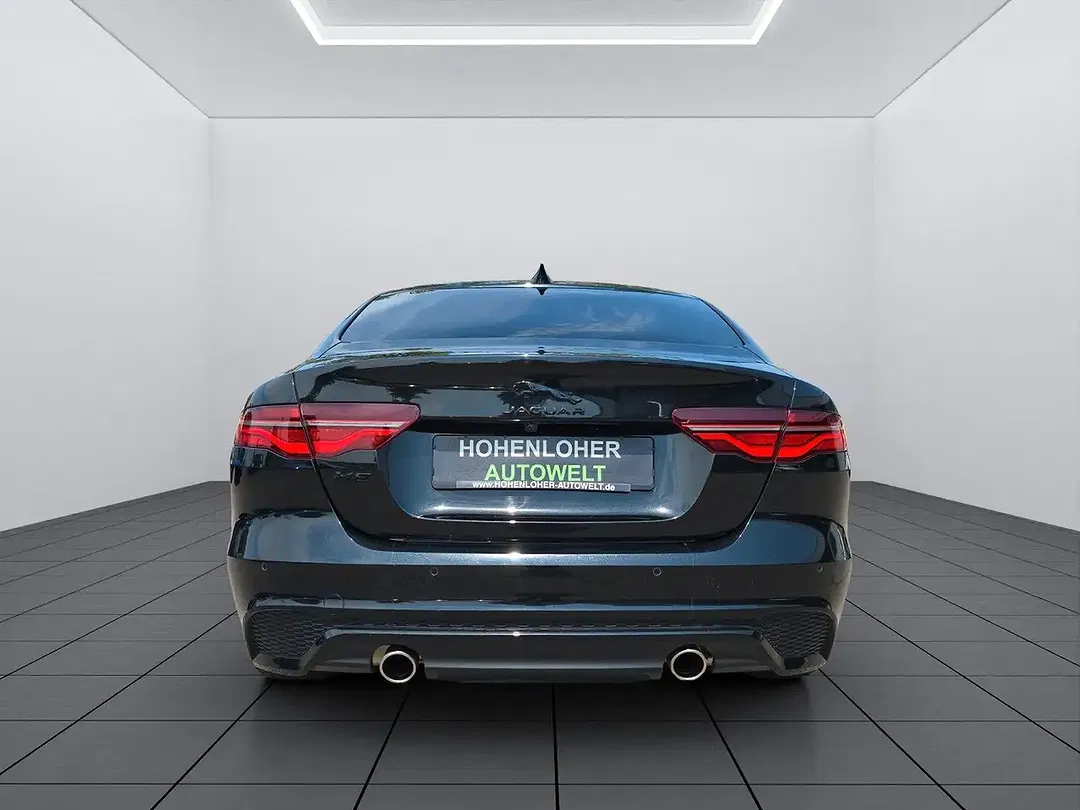 Jaguar XE - Thumbnail 5