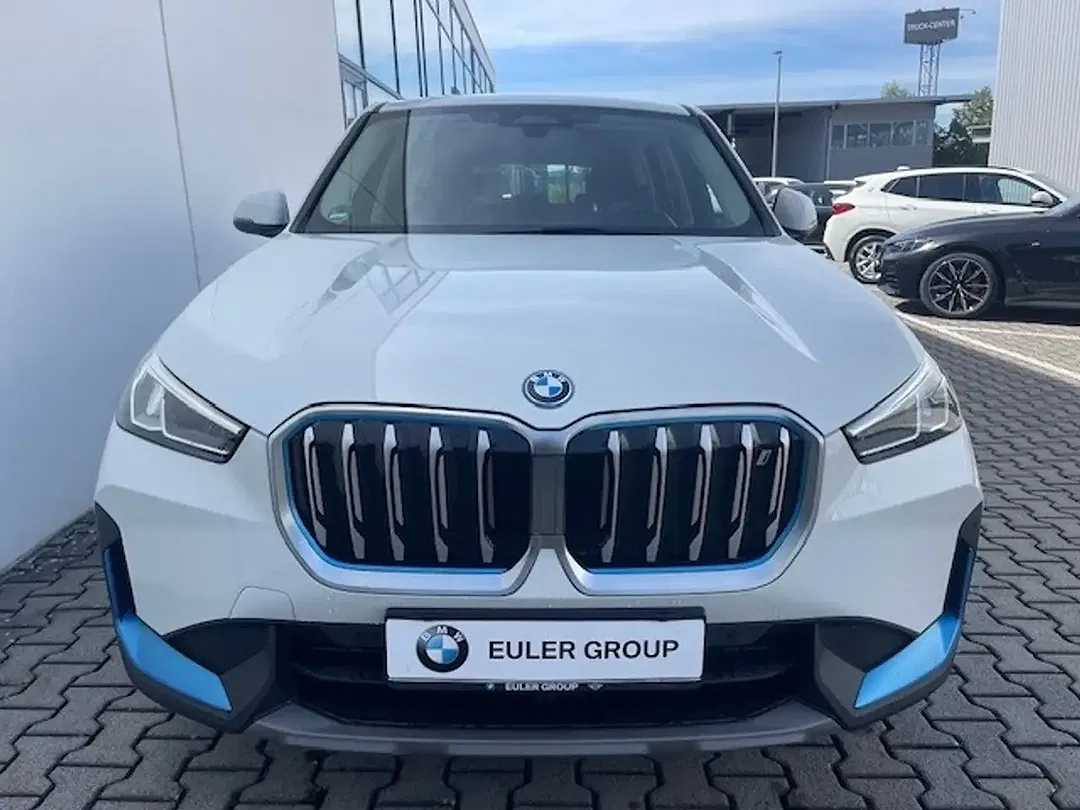 BMW iX1 - Thumbnail 3