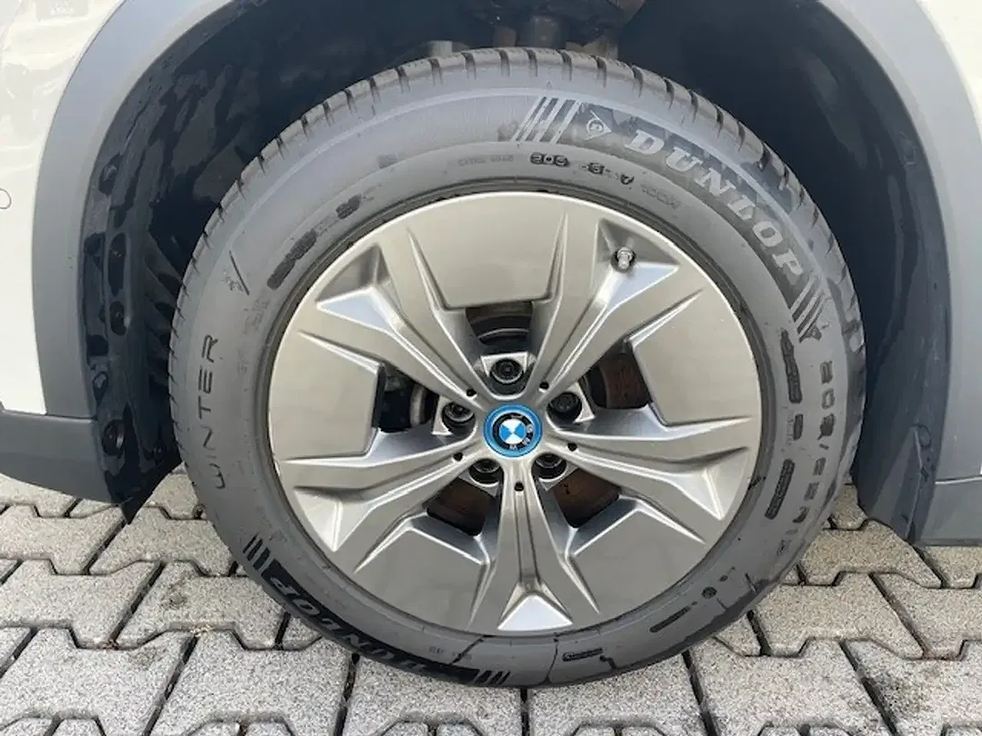BMW iX1 - Thumbnail 6