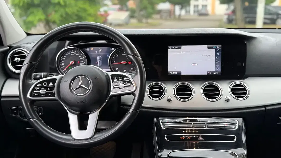 Mercedes-Benz E 220 - Thumbnail 9