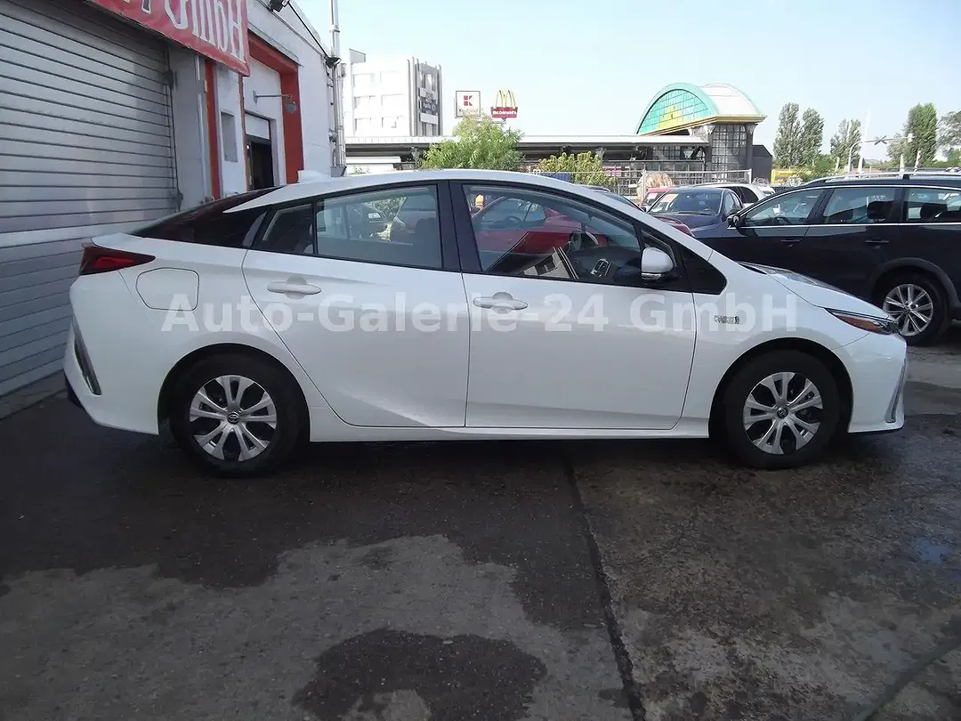 Toyota Prius - Thumbnail 10