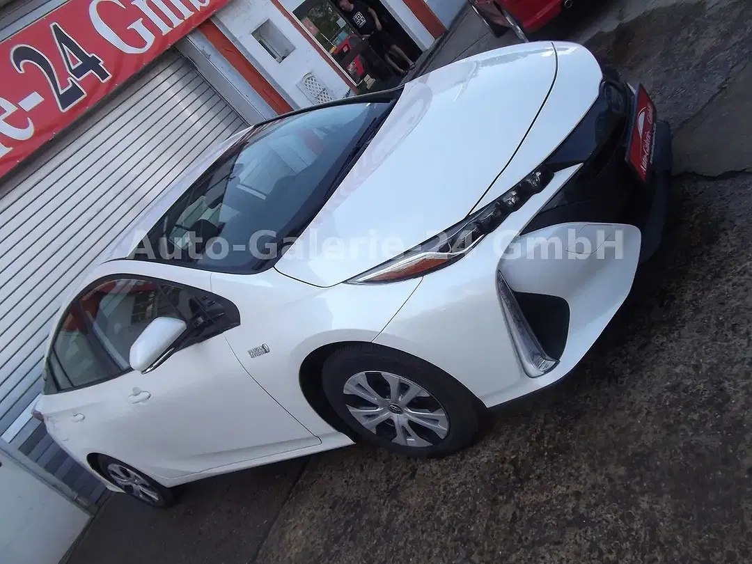 Toyota Prius - Thumbnail 2