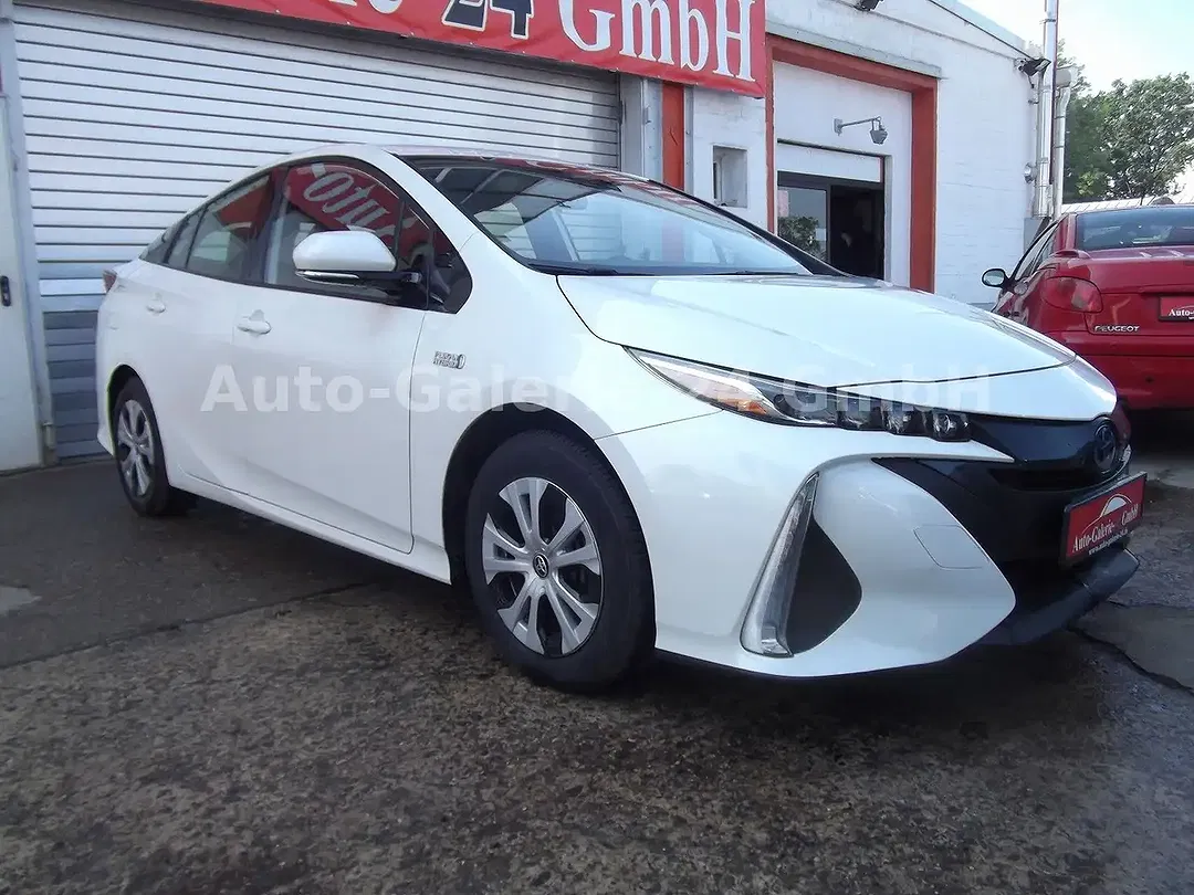 Toyota Prius - Thumbnail 3