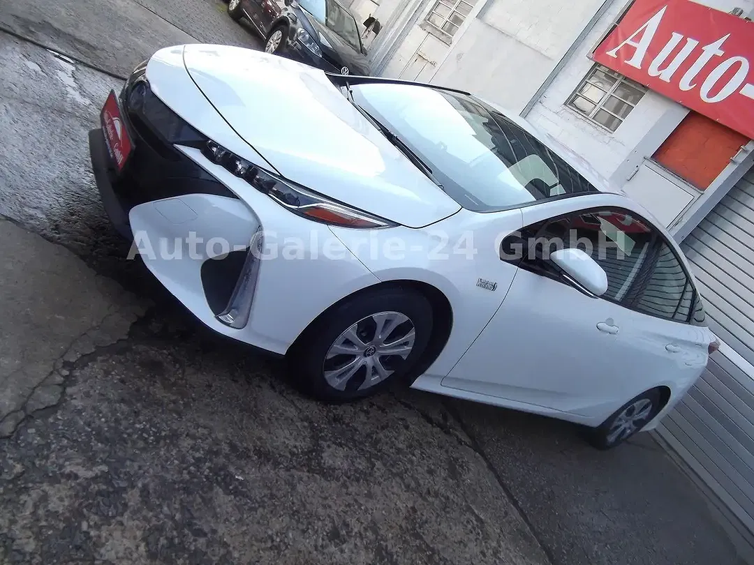 Toyota Prius - Thumbnail 5