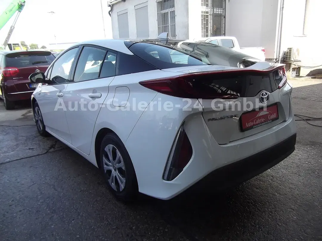 Toyota Prius - Thumbnail 6