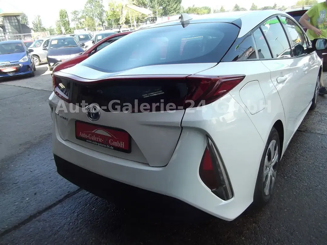 Toyota Prius - Thumbnail 7