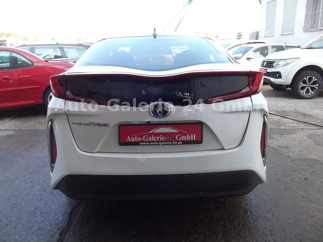 Toyota Prius - Thumbnail 8