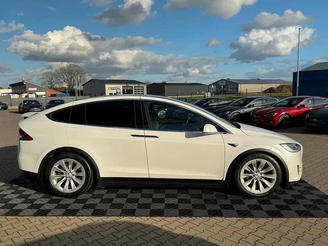 Tesla Model X - Thumbnail 10