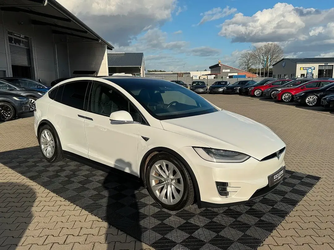 Tesla Model X - Thumbnail 11