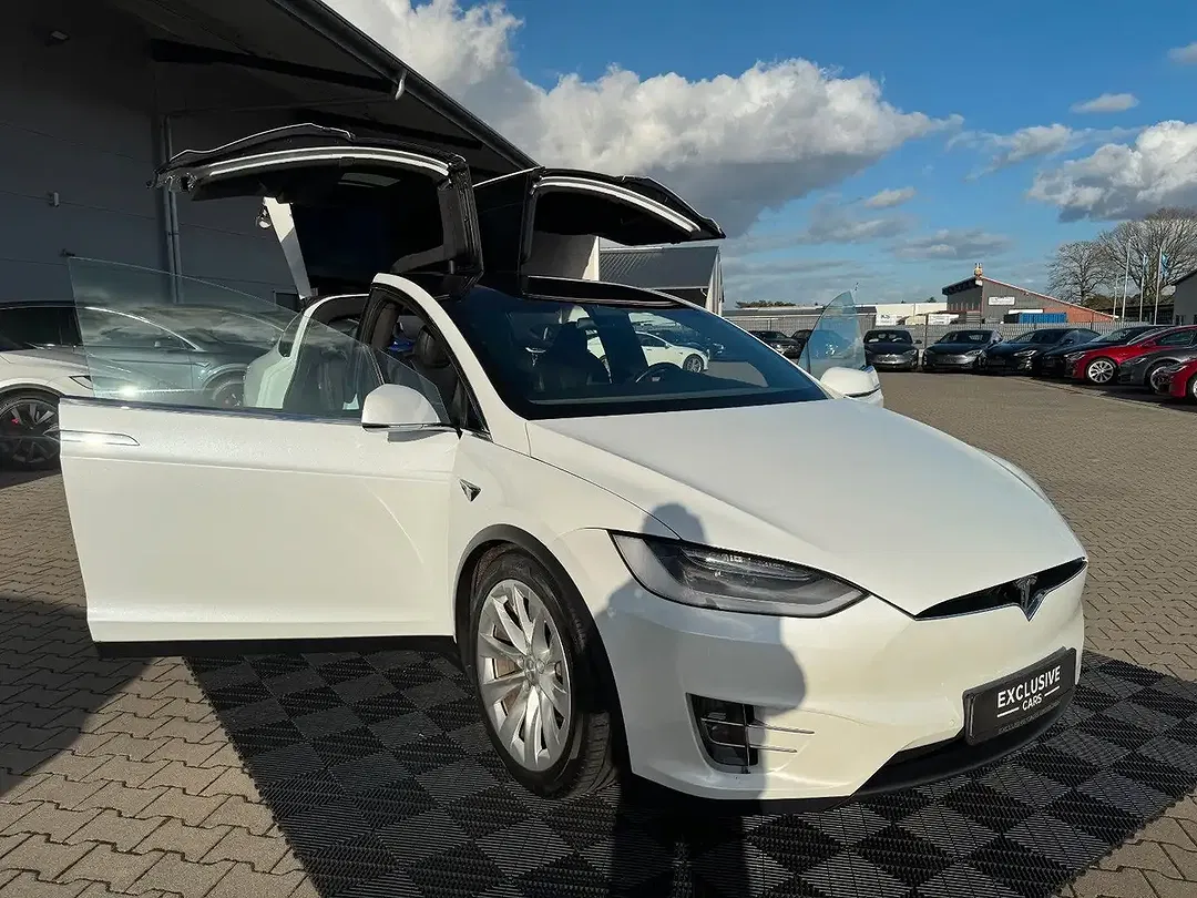 Tesla Model X - Thumbnail 12