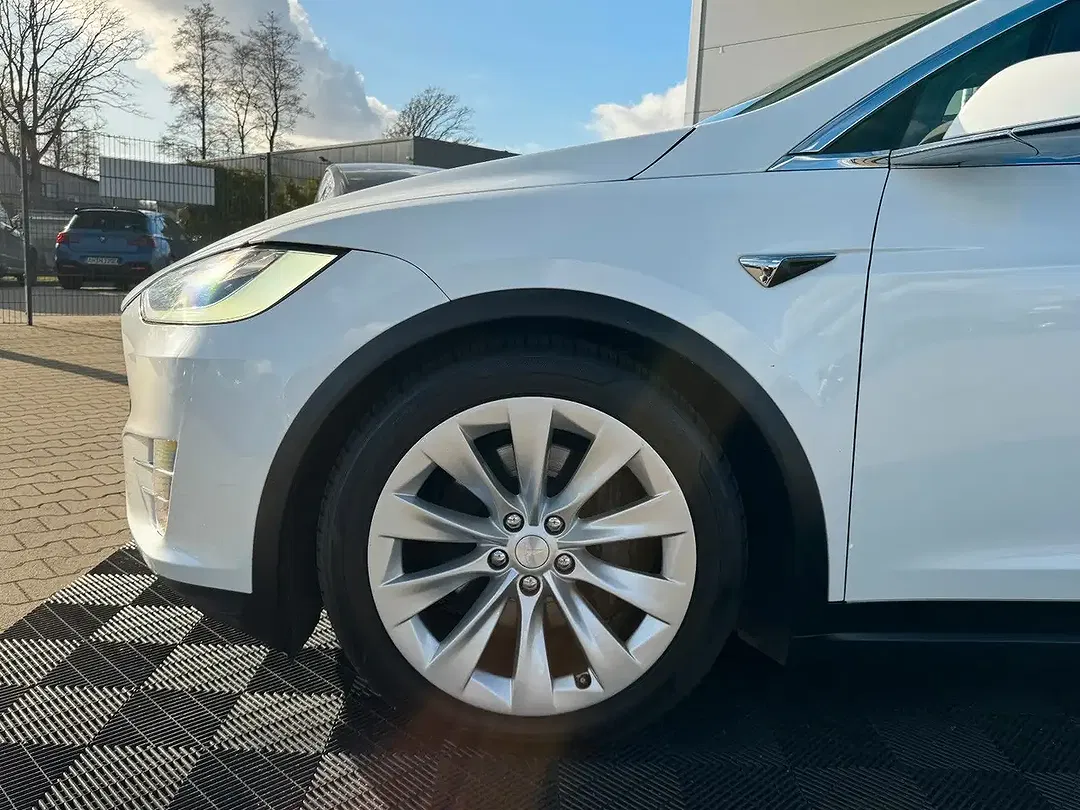 Tesla Model X - Thumbnail 2