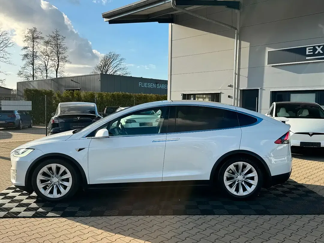 Tesla Model X - Thumbnail 3