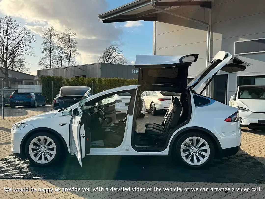 Tesla Model X - Thumbnail 4