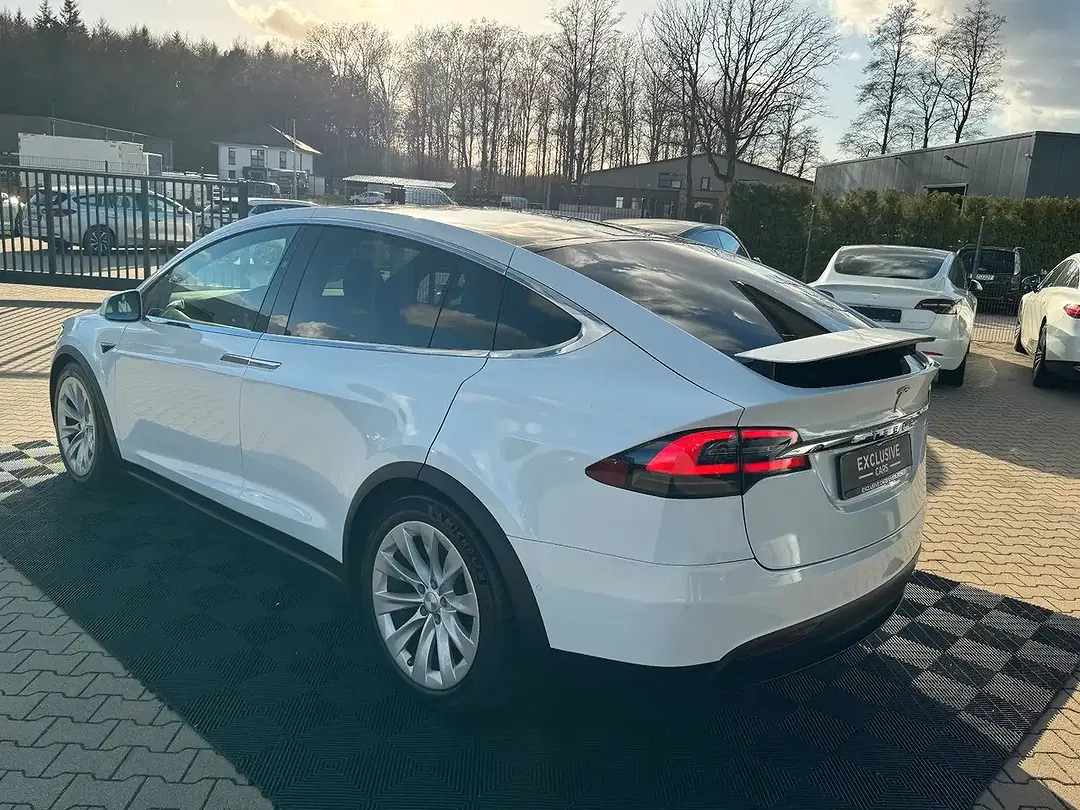 Tesla Model X - Thumbnail 5