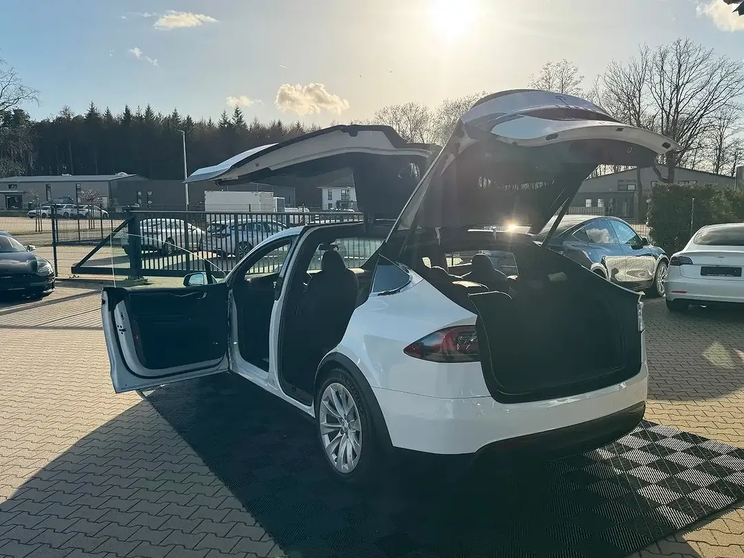 Tesla Model X - Thumbnail 6