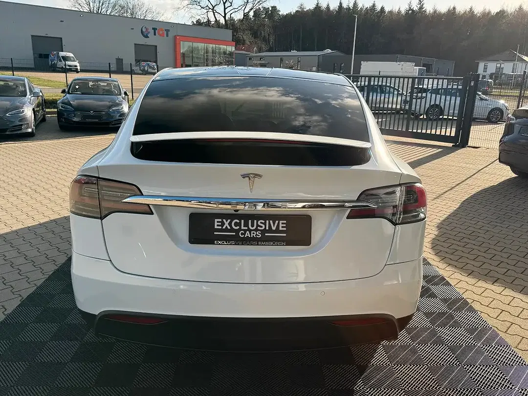 Tesla Model X - Thumbnail 7