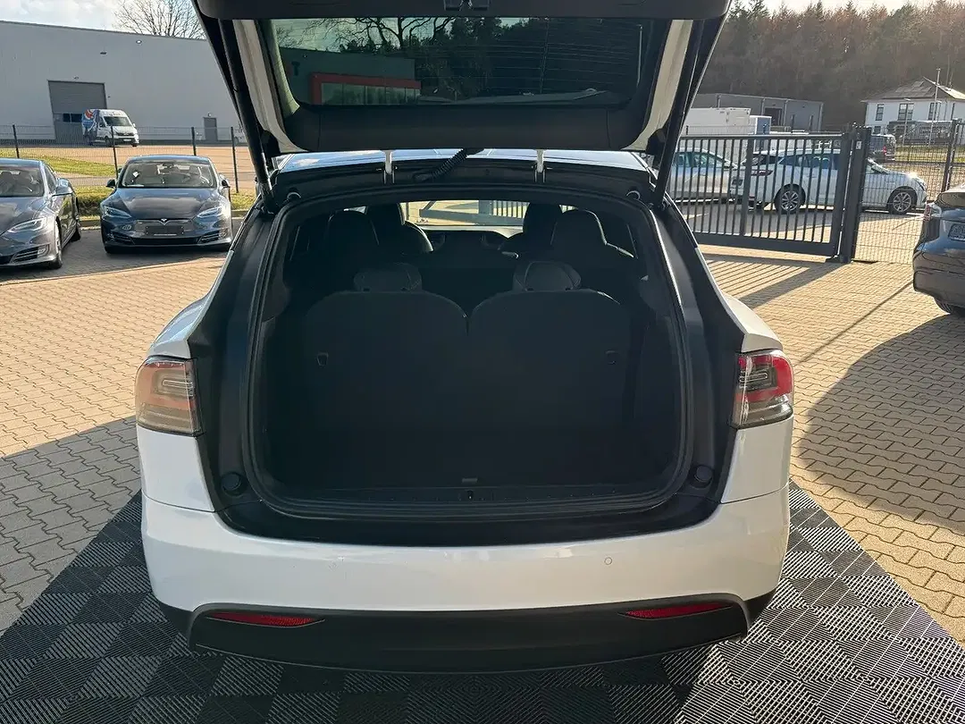 Tesla Model X - Thumbnail 8