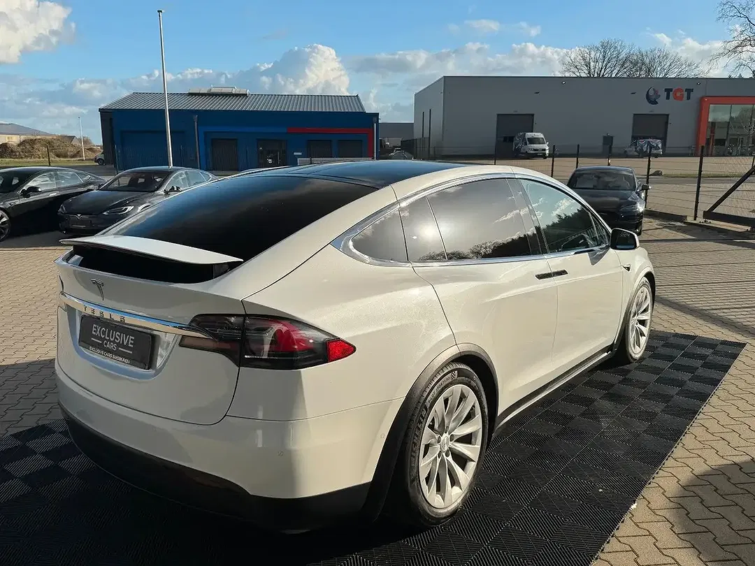 Tesla Model X - Thumbnail 9