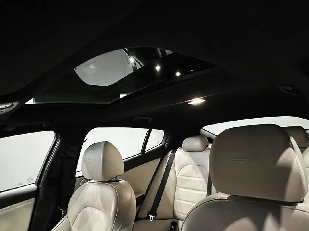 Kia Stinger - Thumbnail 9