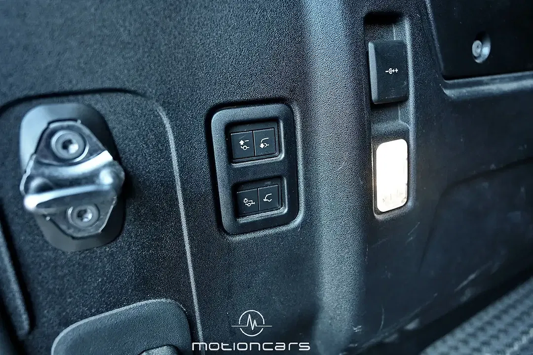 Land Rover Defender - Thumbnail 17