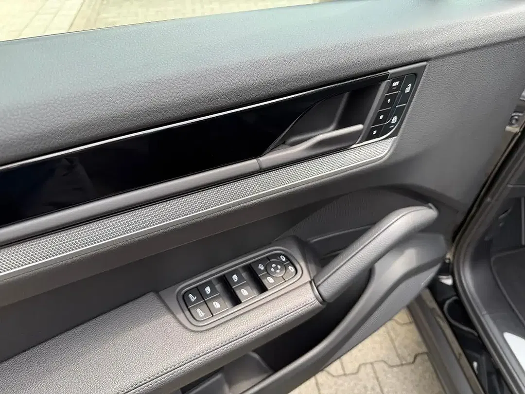 Porsche Cayenne - Thumbnail 10