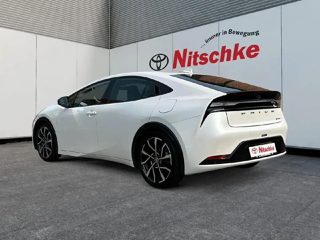 Toyota Prius - Thumbnail 3