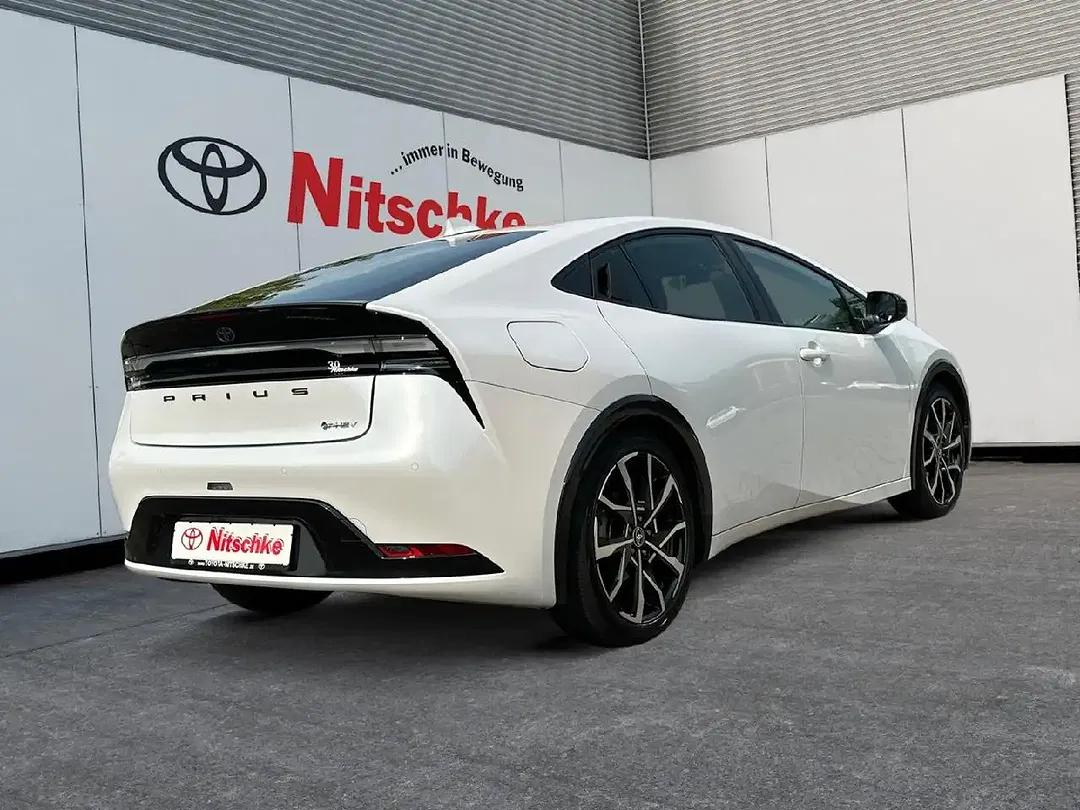 Toyota Prius - Thumbnail 5