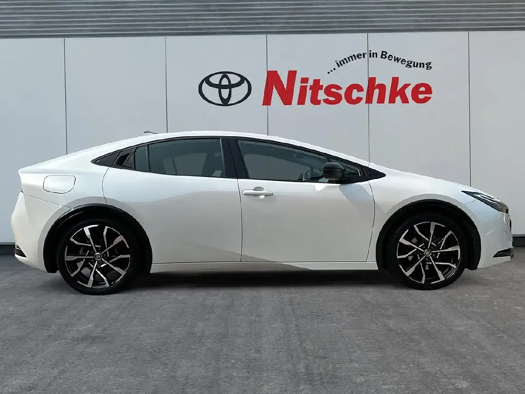 Toyota Prius - Thumbnail 6