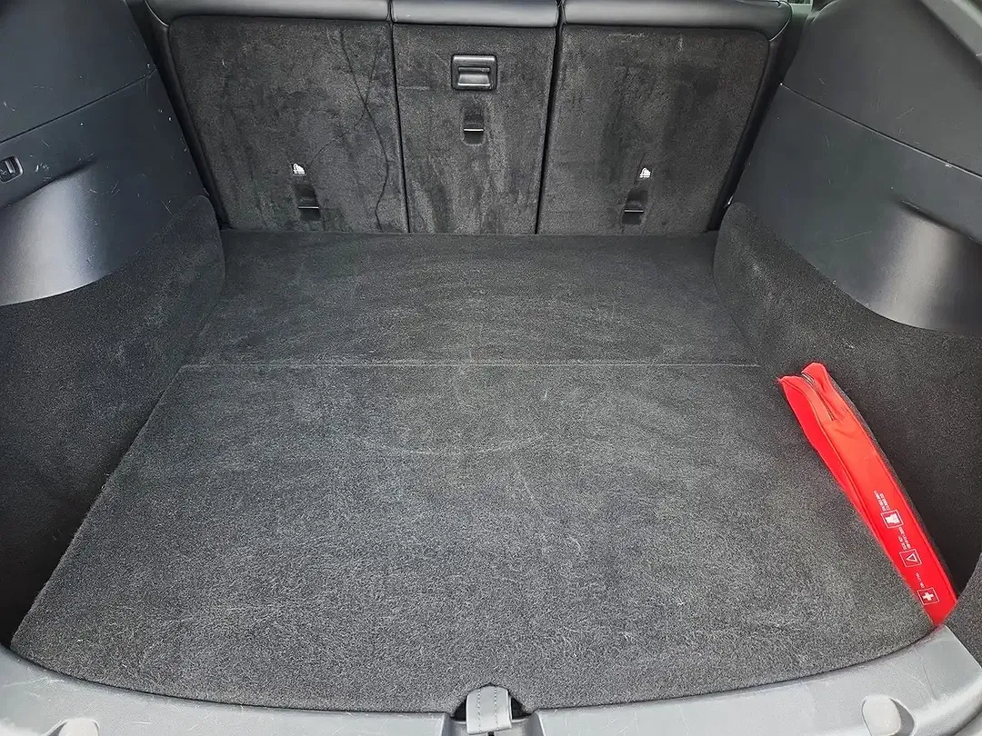 Tesla Model Y - Thumbnail 12
