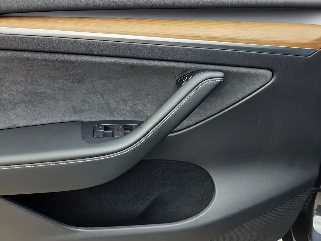 Tesla Model Y - Thumbnail 14