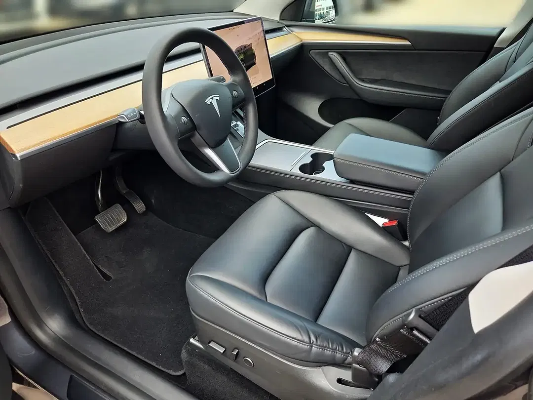 Tesla Model Y - Thumbnail 15