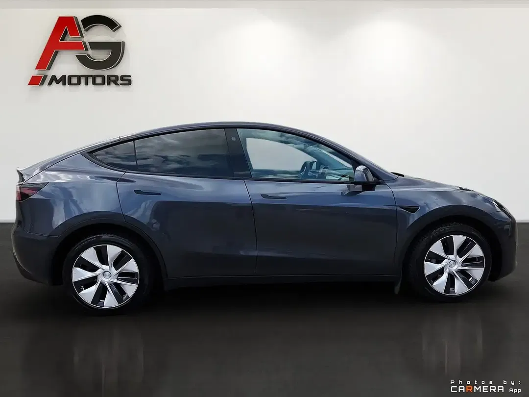 Tesla Model Y - Thumbnail 5