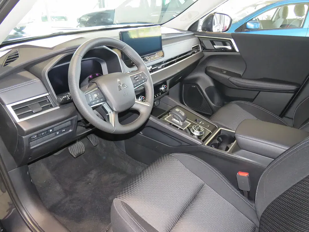Mitsubishi Outlander - Thumbnail 10