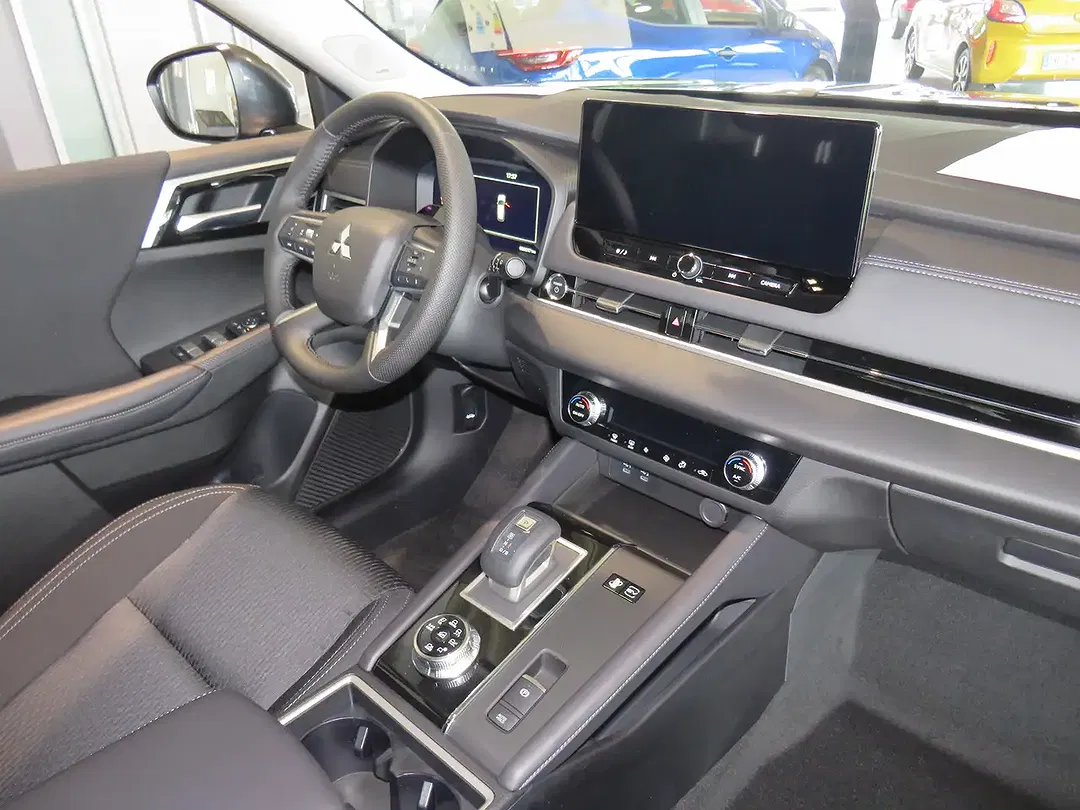 Mitsubishi Outlander - Thumbnail 13