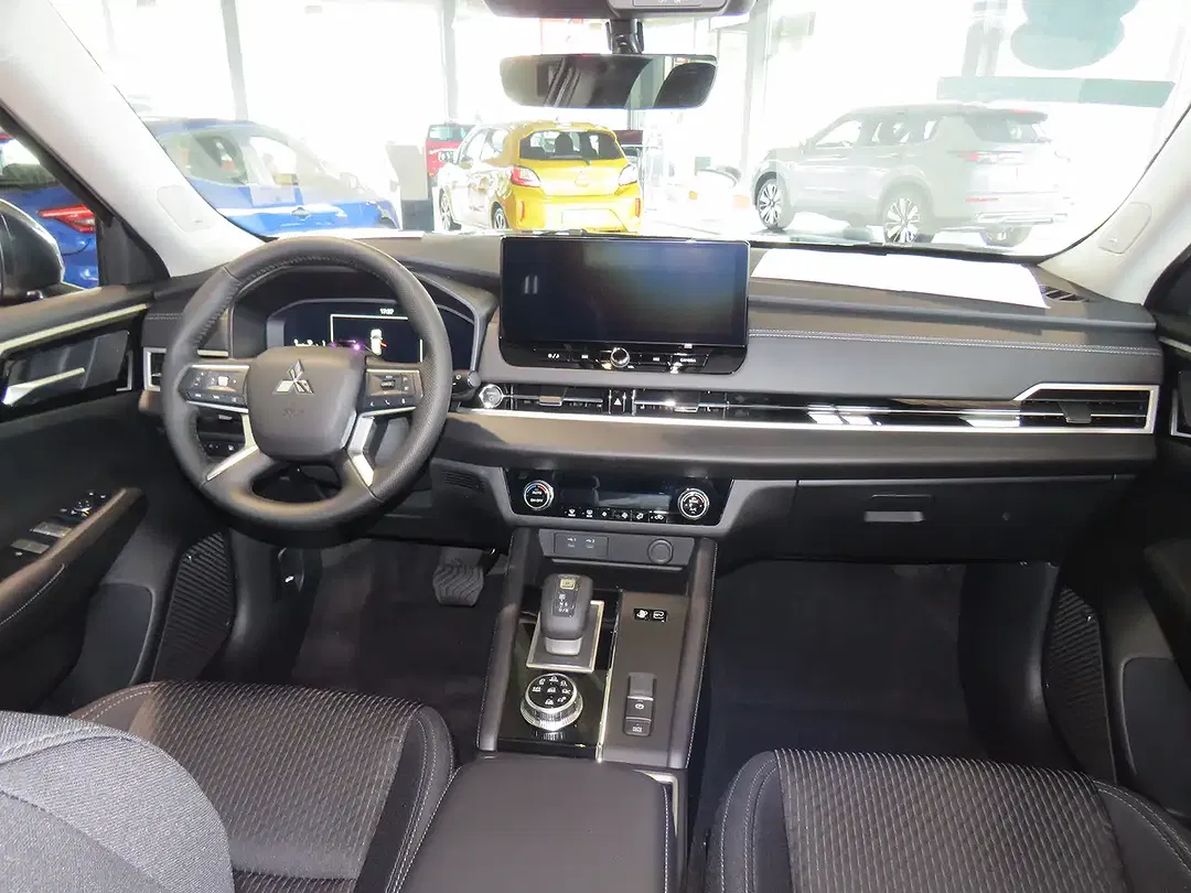 Mitsubishi Outlander - Thumbnail 15