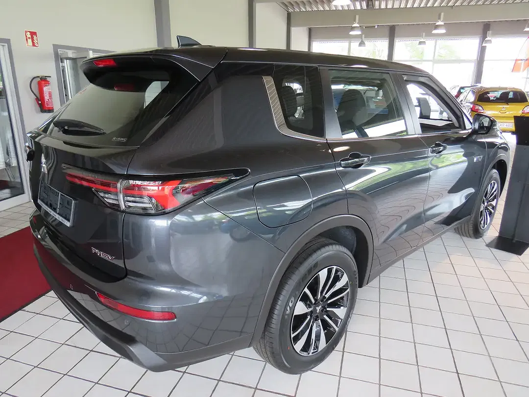 Mitsubishi Outlander - Thumbnail 5