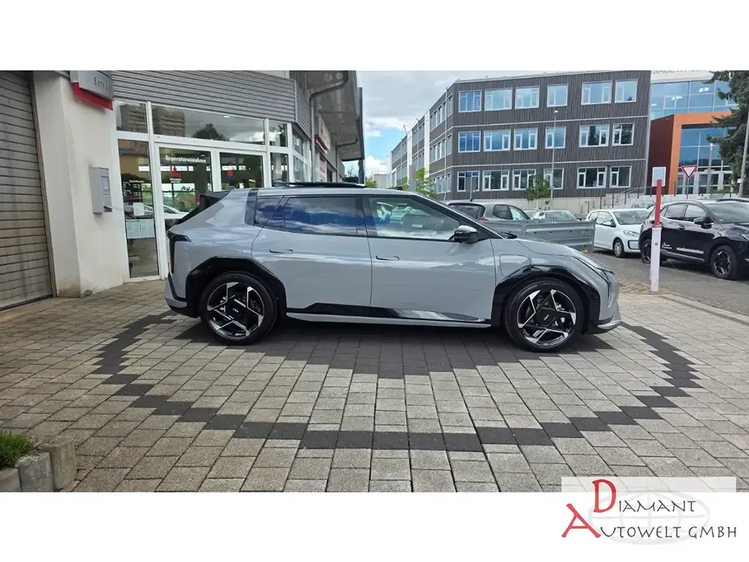 Kia EV4 - Thumbnail 4