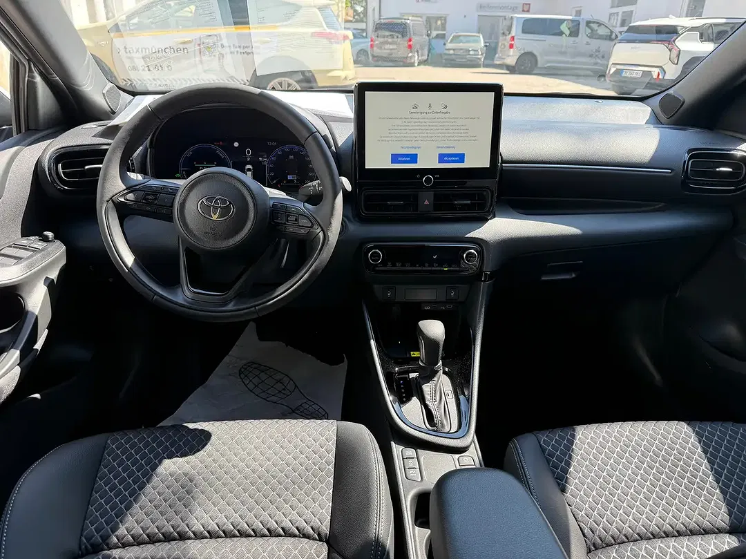 Toyota Yaris - Thumbnail 10