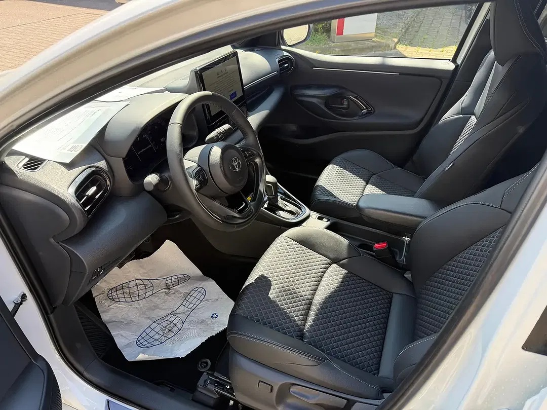 Toyota Yaris - Thumbnail 9