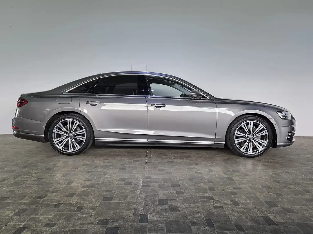 Audi A8 - Afbeelding 1