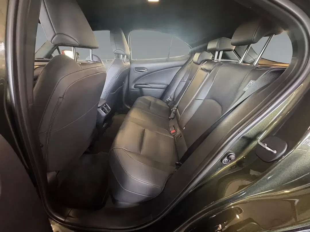 Lexus UX 300e - Thumbnail 14
