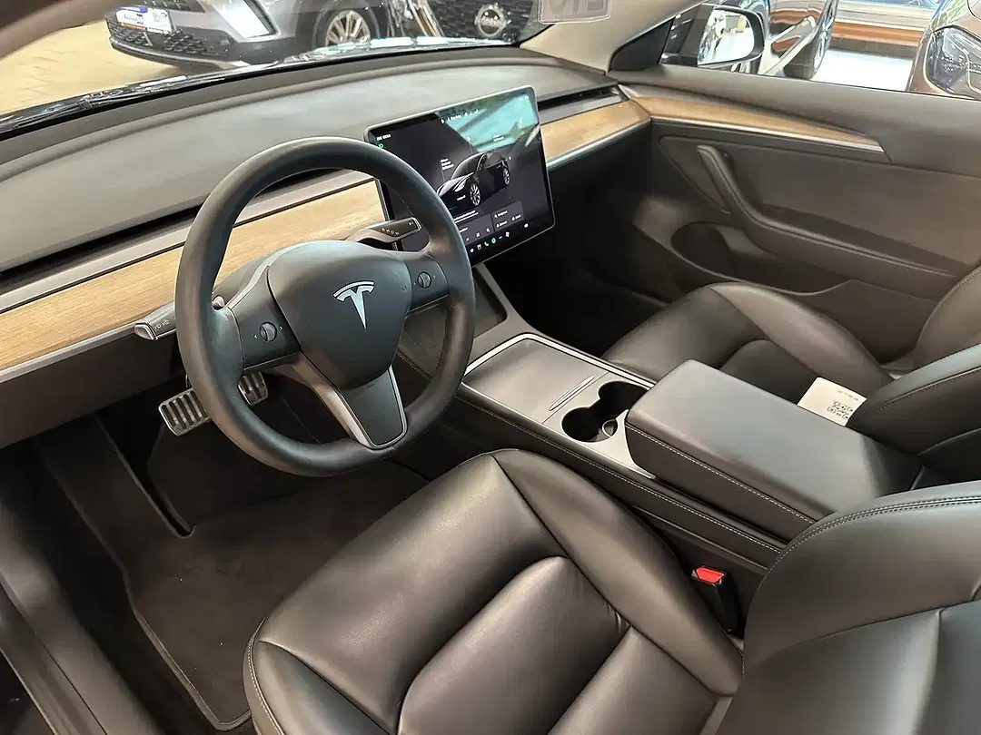 Tesla Model 3 - Thumbnail 10
