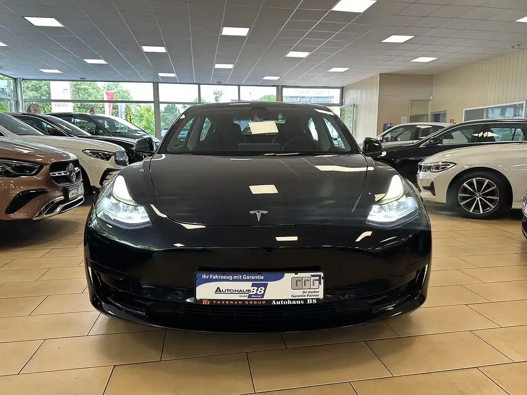 Tesla Model 3 - Thumbnail 2