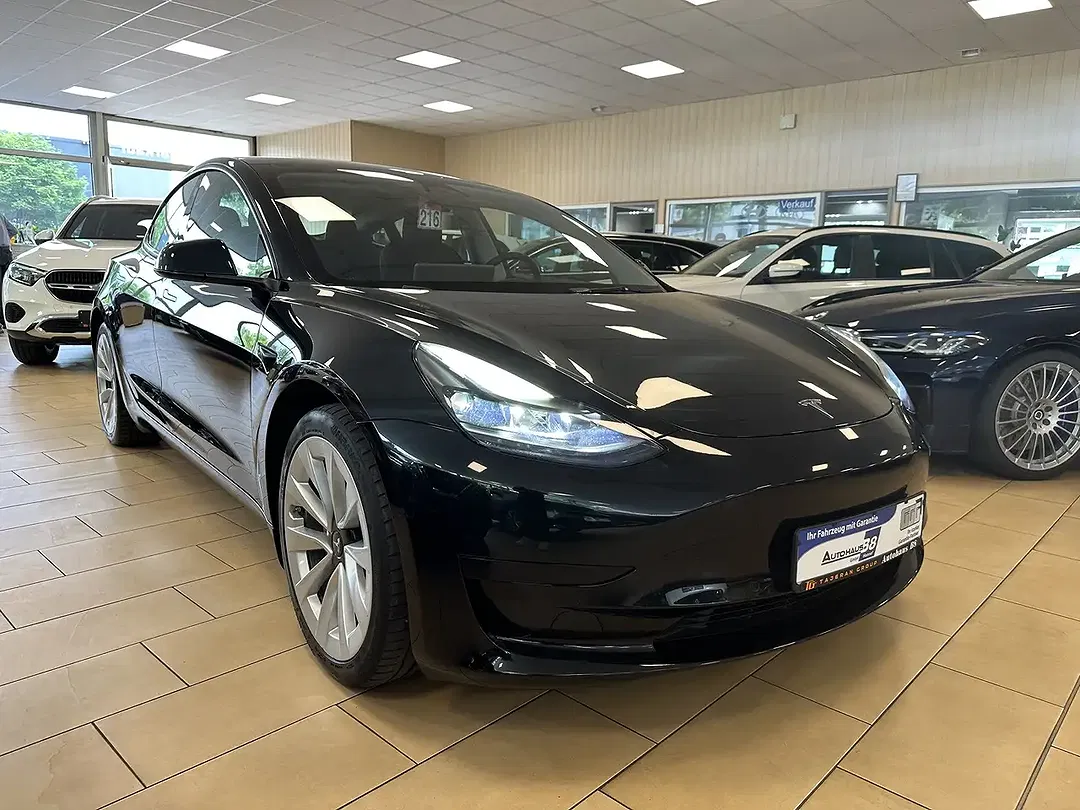 Tesla Model 3 - Thumbnail 3