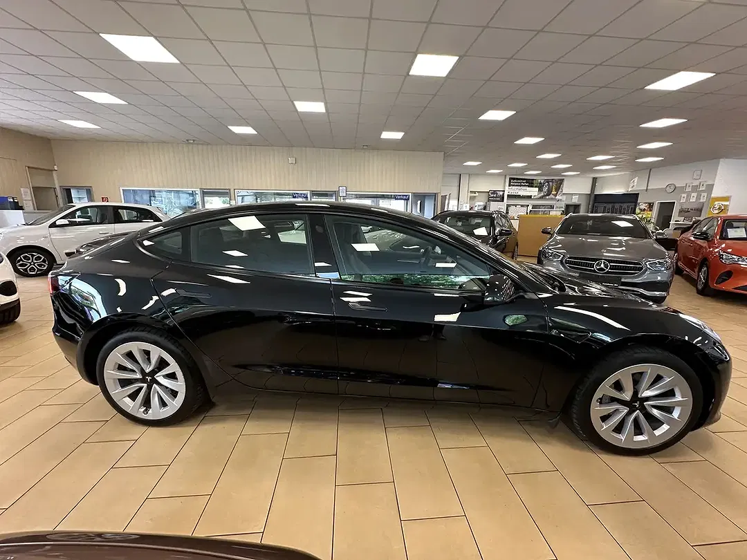 Tesla Model 3 - Thumbnail 4