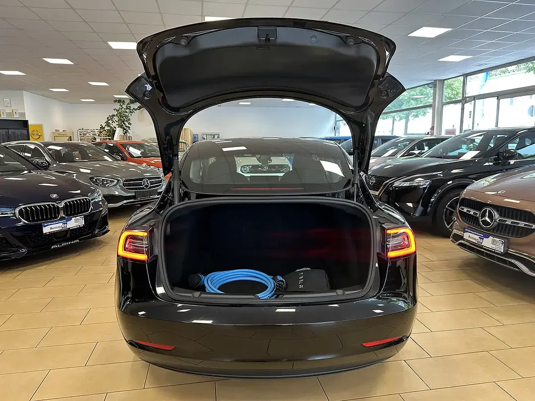 Tesla Model 3 - Thumbnail 6