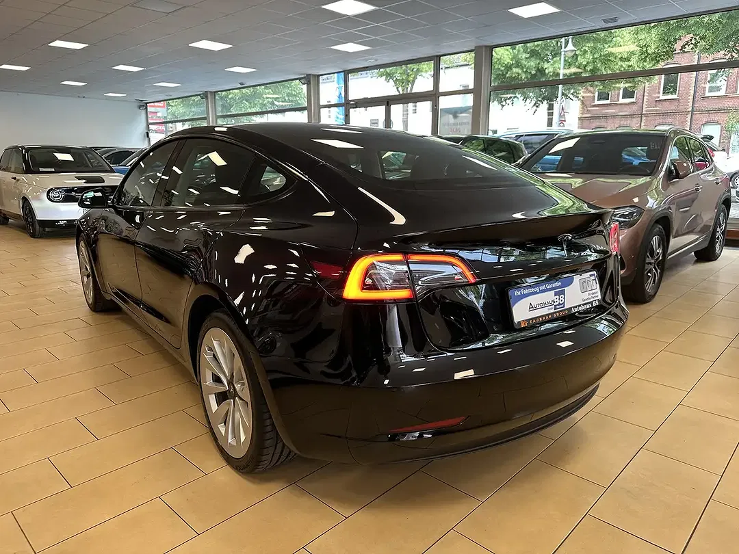 Tesla Model 3 - Thumbnail 8