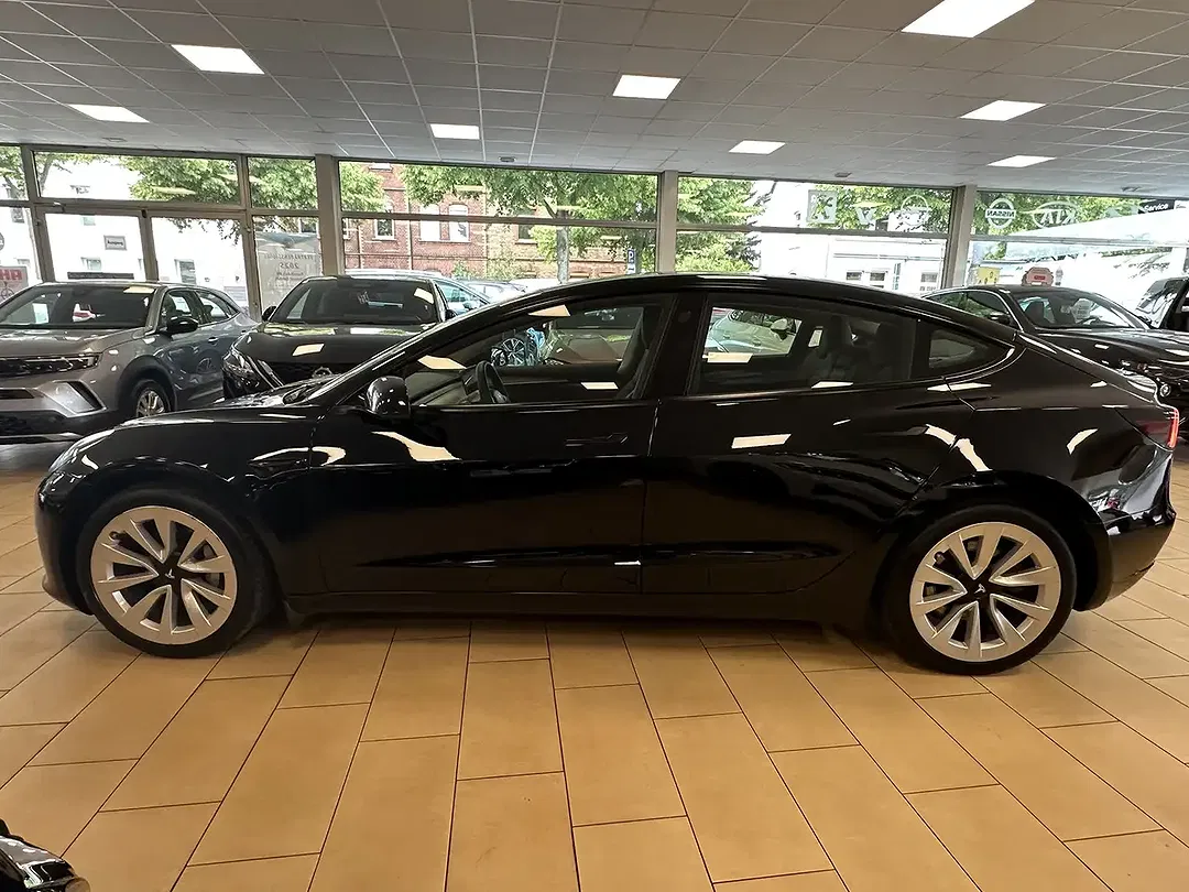 Tesla Model 3 - Thumbnail 9