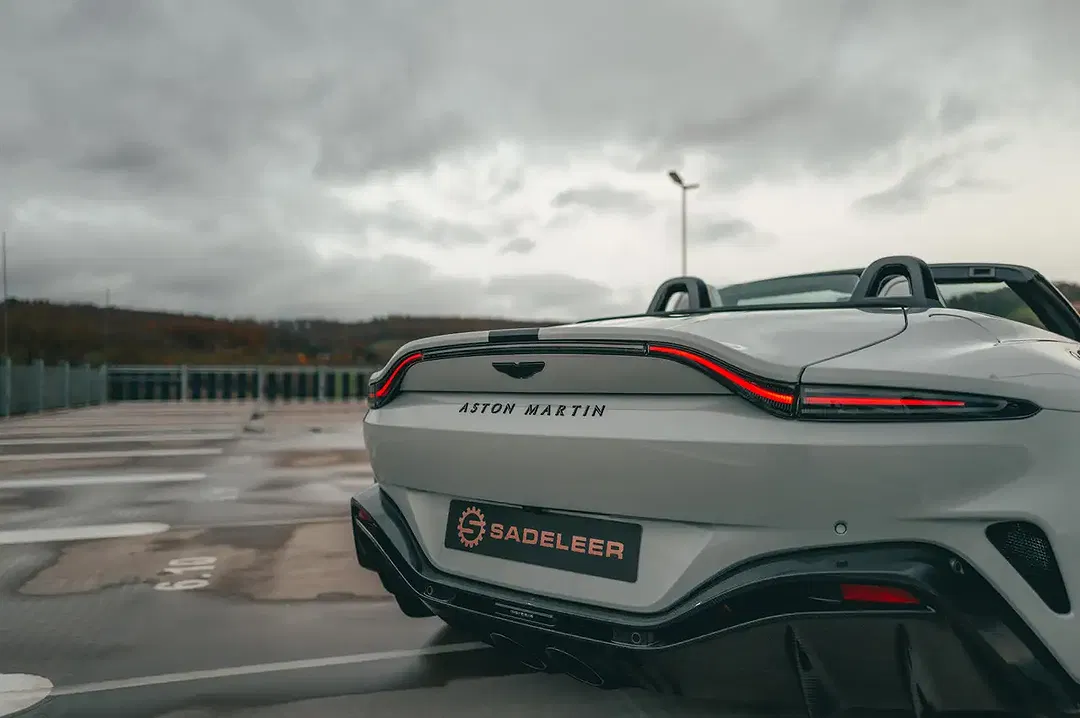 Aston Martin Vantage - Thumbnail 12