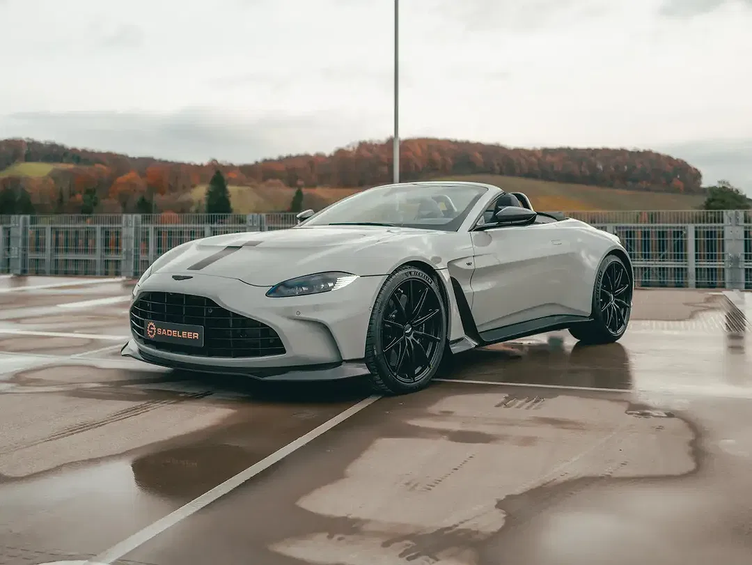Aston Martin Vantage - Thumbnail 2
